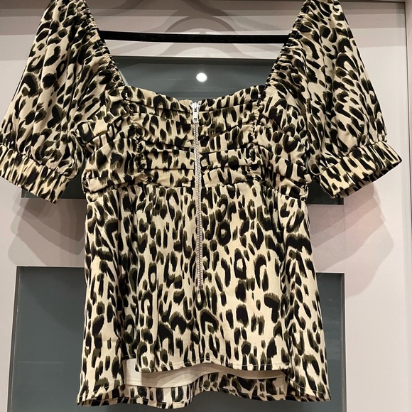 PRICE DROP ⬇️⬇️Adorable top with so many beautiful feature - Picture 2 of 6